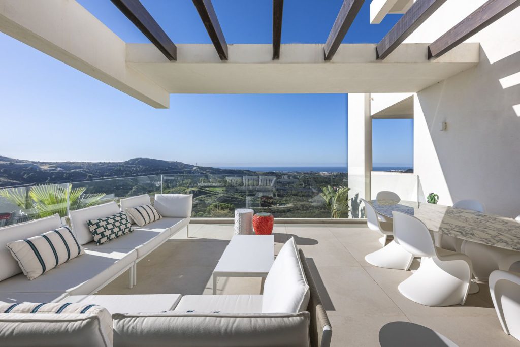 Exquisite apartment located in the prestigious Marbella Club Hills development
