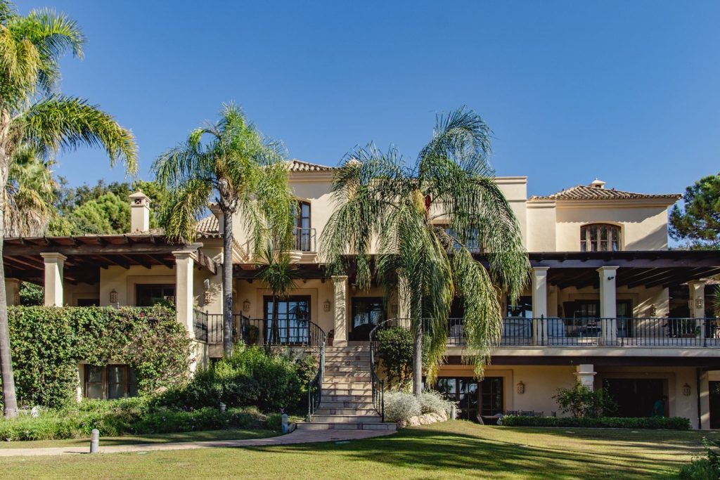 Spainpropertyadvisor.com | Вилла в андалузском стиле La Zagaleta расположена на великолепном участке площадью 3452 м² с видом на юг.